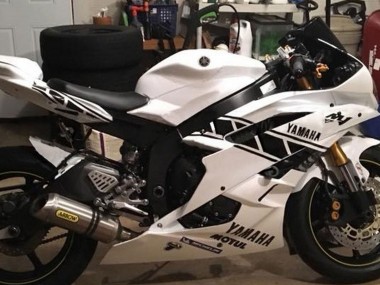 Preisgünstige Yamaha YZF 600 R6 Motorrad Verkleidung 2006-2007 - Weiss Glanzendes Schwarz Motul Michelin
